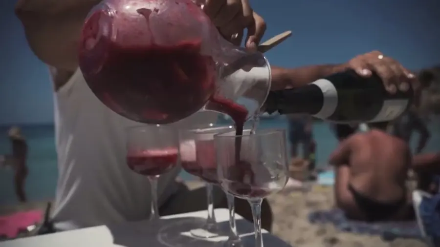 Sangría servida en copas en un restaurante de playa de Ibiza