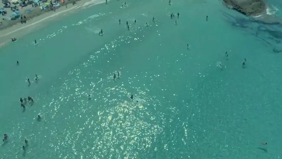 Agua turquesa vista desde el aire en la costa de Ibiza
