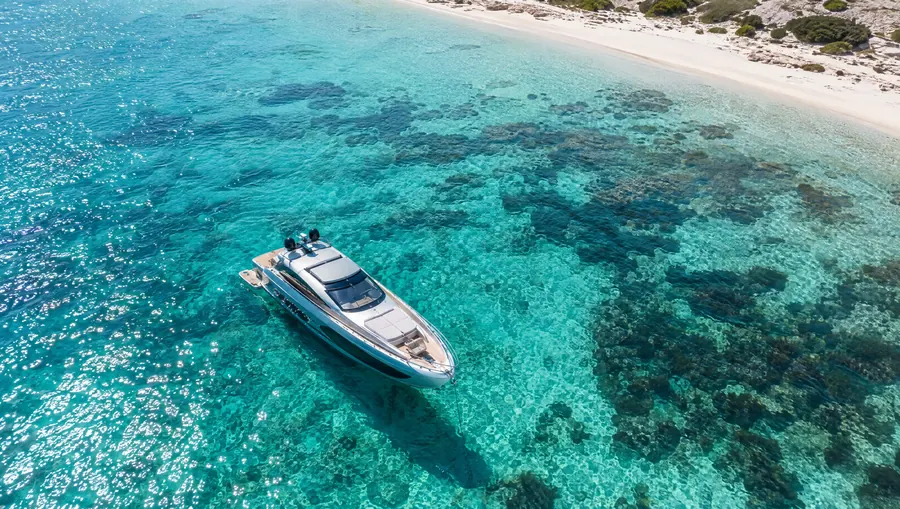 Yate a motor frente a Formentera · imagen concepto Grow Ibiza